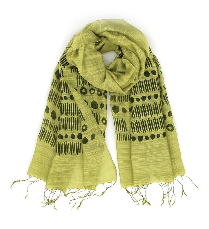 Sjal, scarf i ljusgrön färg med ett mönster av ränder och prickar. Material viskos & siden. Handvävd för Fair Trade.