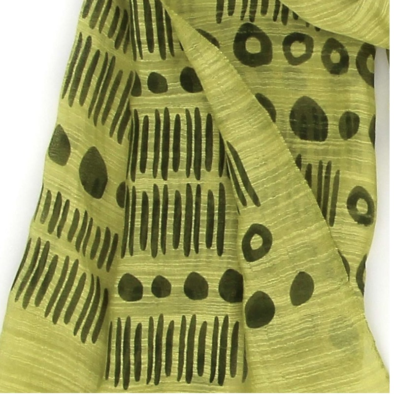 Sjal, scarf i ljusgrön färg med ett mönster av ränder och prickar. Material viskos & siden. Handvävd för Fair Trade. Detaljbild.