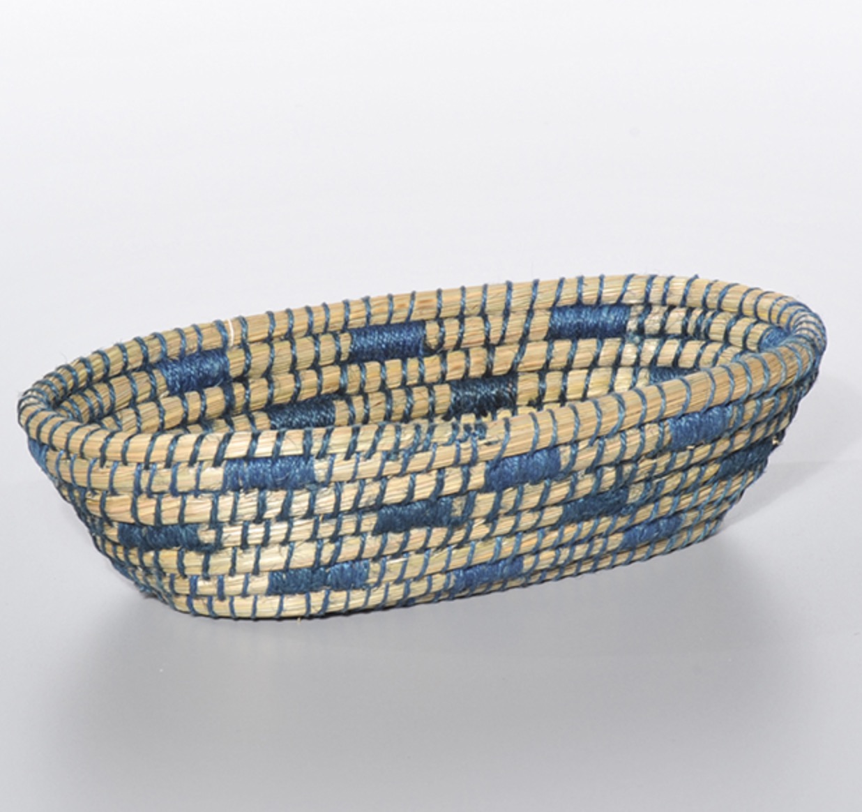 Brödkorg oval form, handflätad av sjögräs och dekorativa blå bomullsremsor. Fair Trade Bangledesh