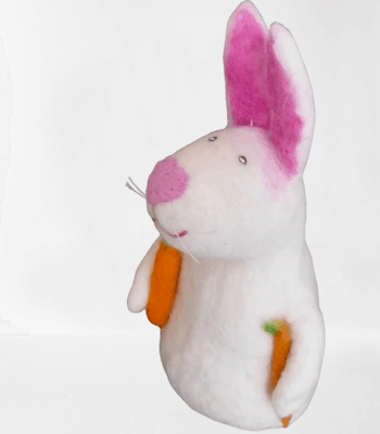 Liten kanin, vit, med morötter, äggvärmare, handdocka