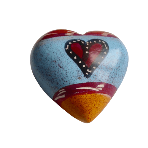 Hjärta i täljsten, med ett hjärta som dekoration. Kenya, Fair Trade.
