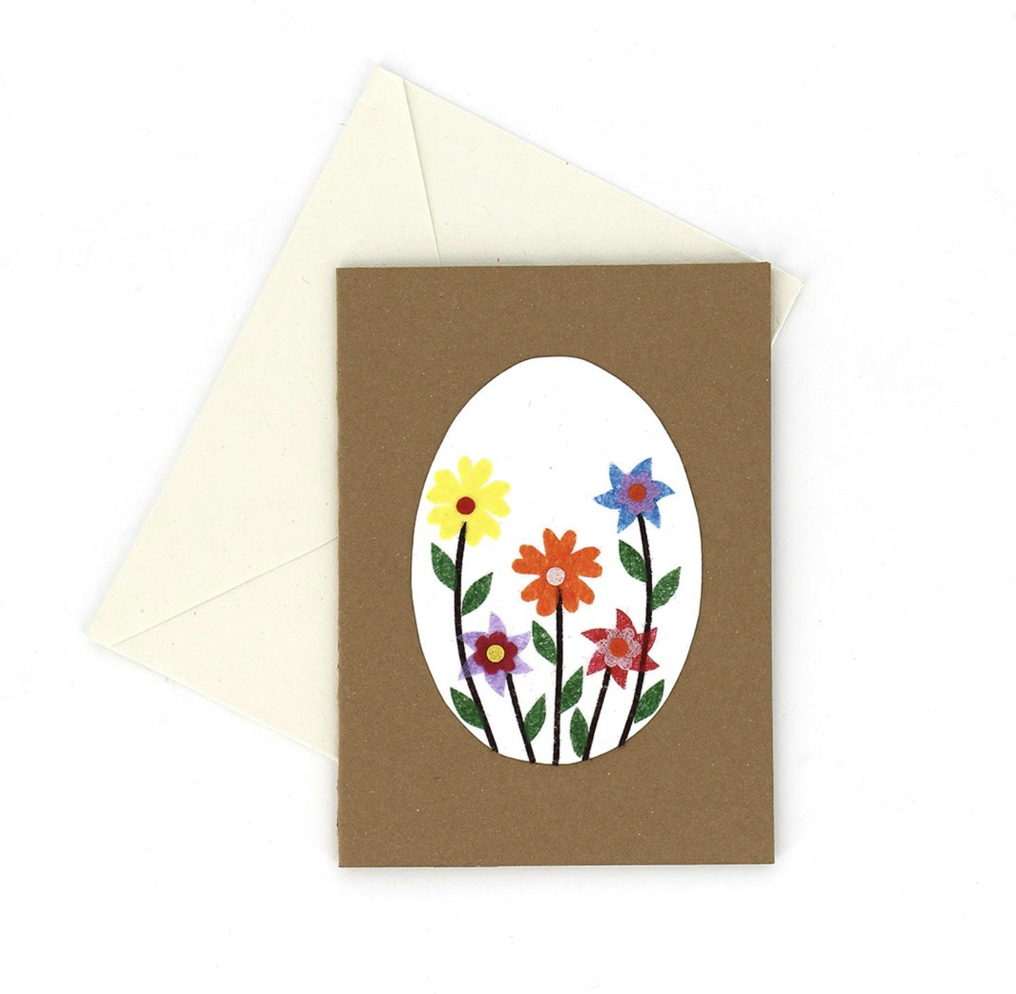 Vikt brevkort av kraftigt papper, med kuvert. Blomstermotiv av silkespapper mot oval vit bakgrund.