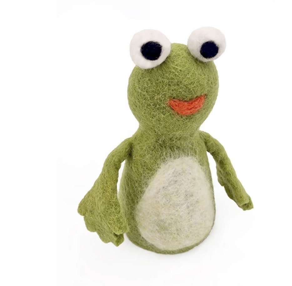 Handtovad groda, glad och rolig figur, Lilla grodan Kermit. Passar som äggvärmare eller dekoration. Fair Trade från Nepal..