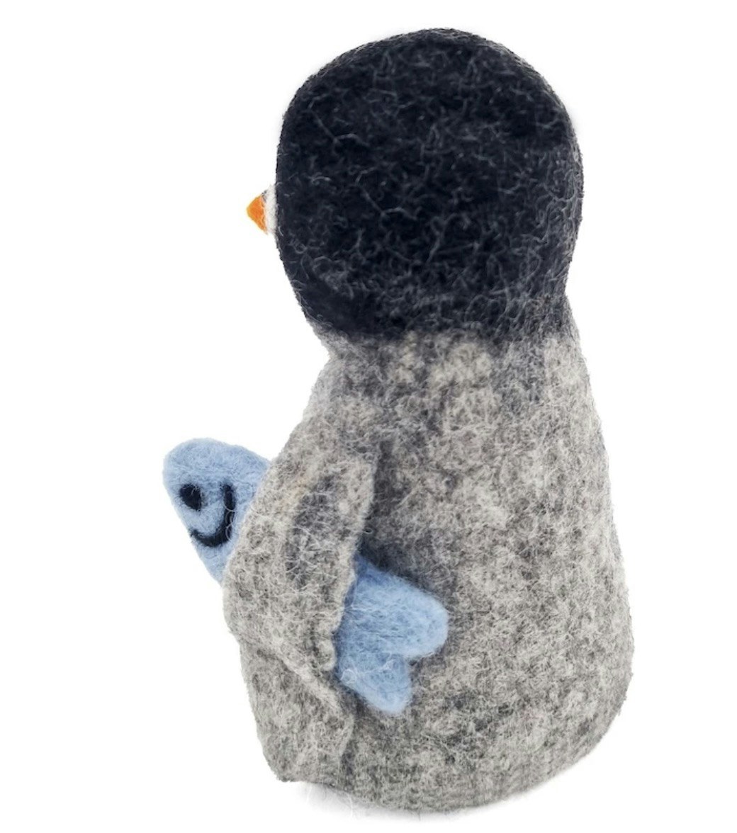 Pingvin Pingu med fisk, handtovad, Fair Trade. Från baksidan.