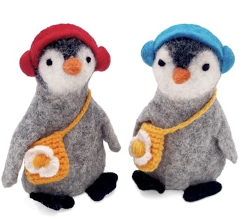 Pingvin Pingu med blå hörlurar, handtovad, äggvärmare, handdocka,