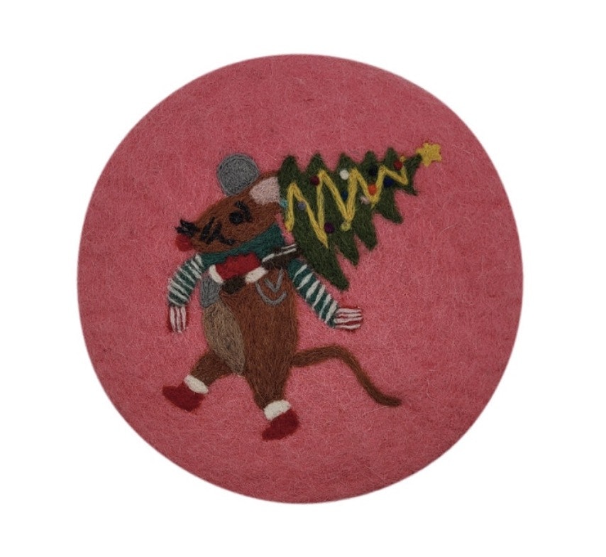 Rundt underlägg till advent, jul, vintagerosa. Motiv vinterklädd mus som bär på en pyntad julgran. Handtovat i Nepal för Fair Trade.