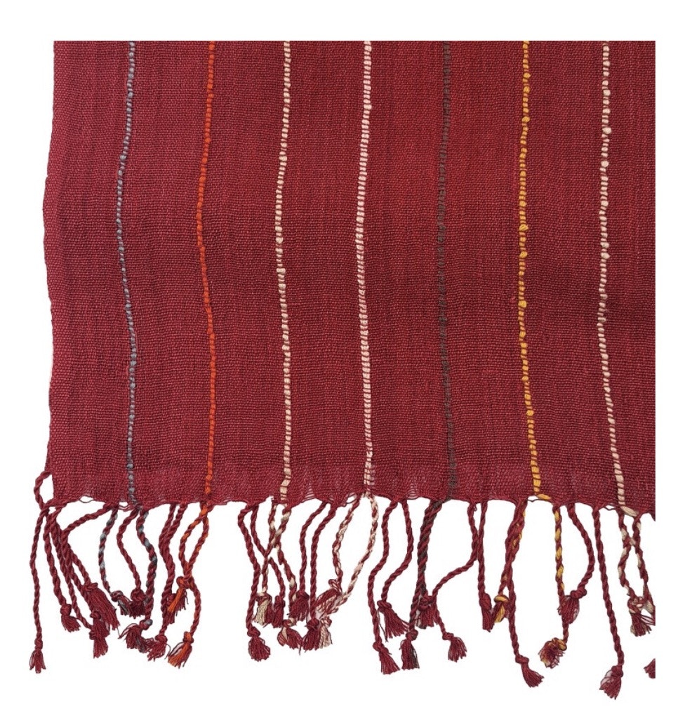 Sjal, mörkröd med diskreta ränder i olika färger. Bomull/viskos 200x30 cm. Handvävd i Nepal.
