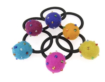Hårsnodd, hårgummi Boll med pärlor, tovad