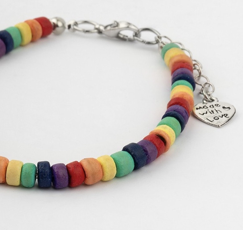 Justerbart armband Regnbåge, av små kokosnötsdelar. Detaljbild. Fair Trade från Filippinerna.
