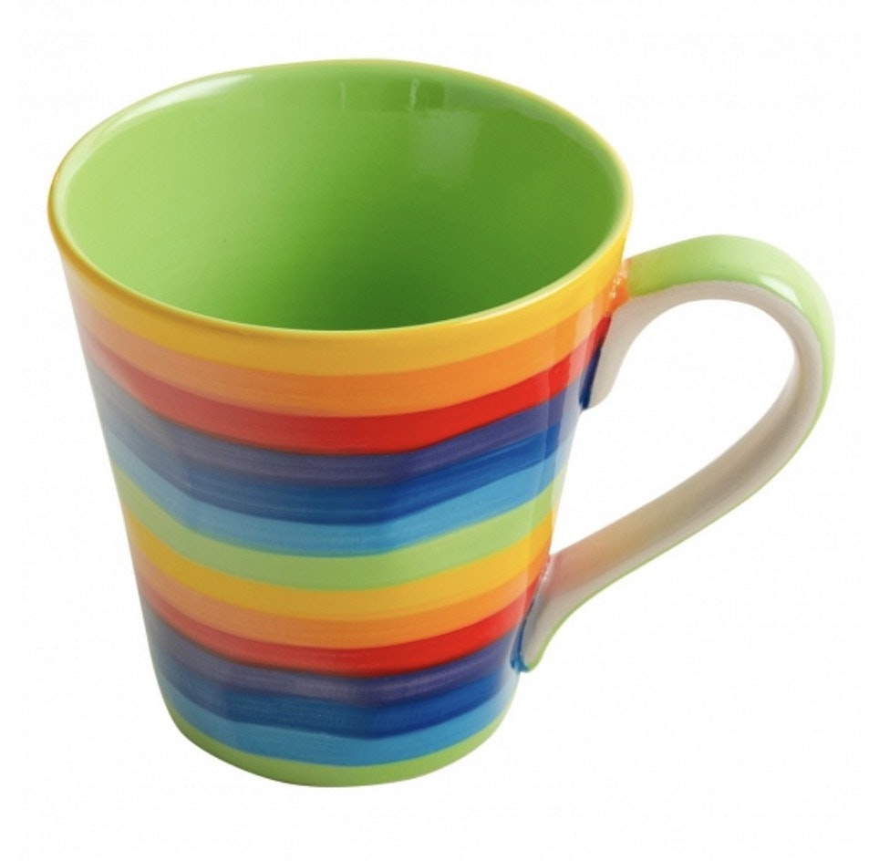 Konisk formad mugg med horisontellt regnbågsmönster. Keramik, handgjord, glaserad. Fair Trade från  Thailand.
