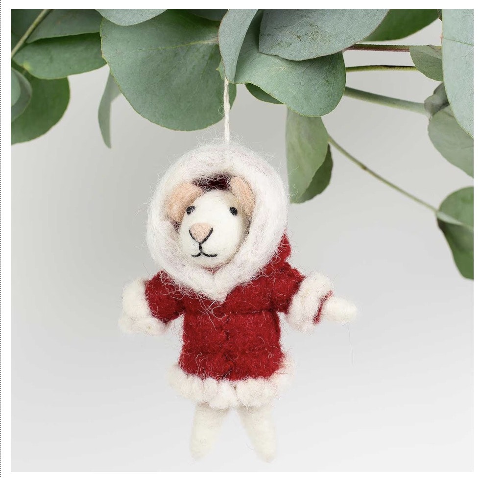Julhänge, mus som Santa Lady med röd kappa och huva. Tovad, Afroart. Bild med deko.