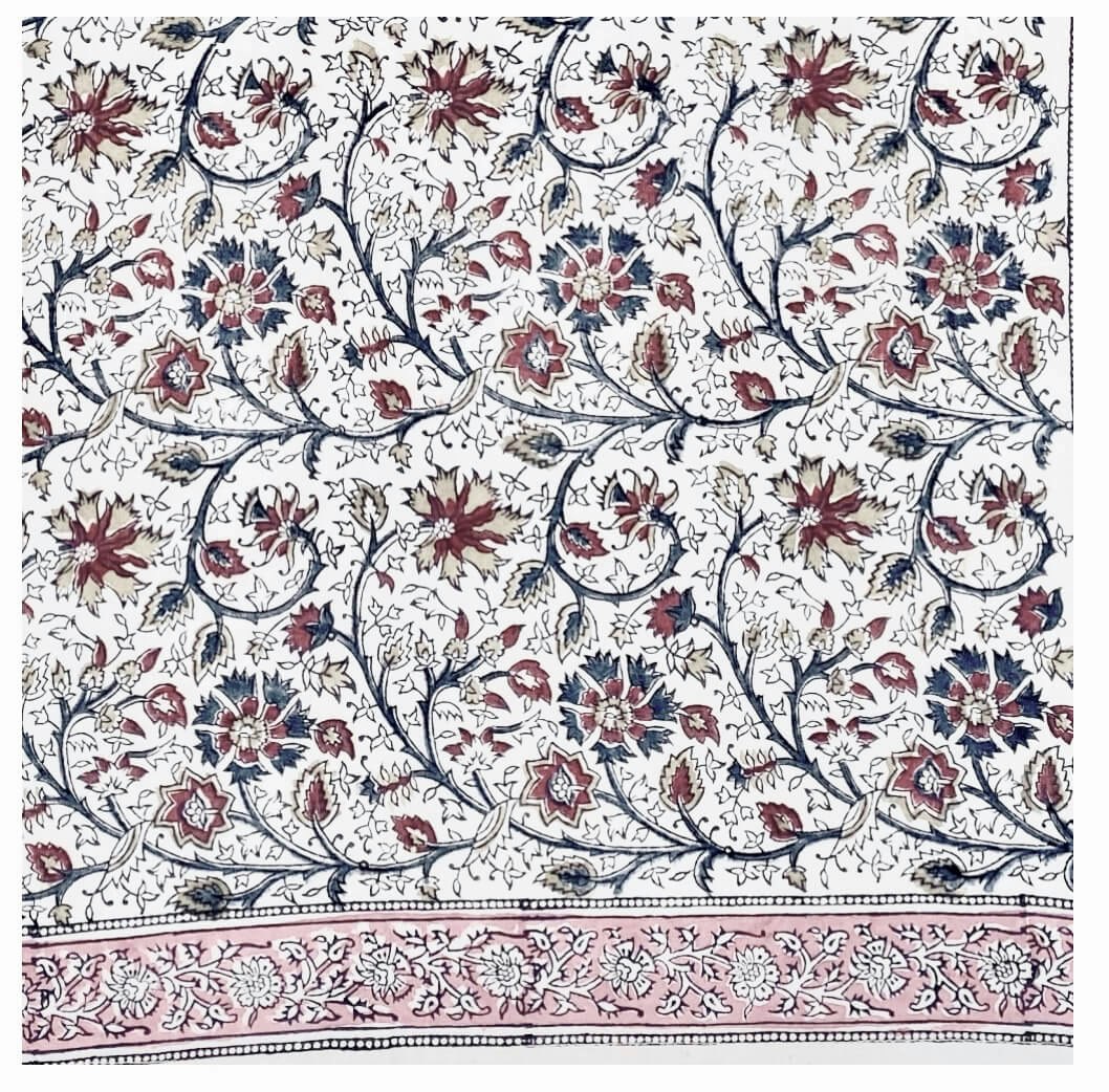 Kalamkari halsduk, kvadrat 55x55cm, ljusrött blomstermönster i blocktryckteknik. Fair Trade Indien. Detaljbild.