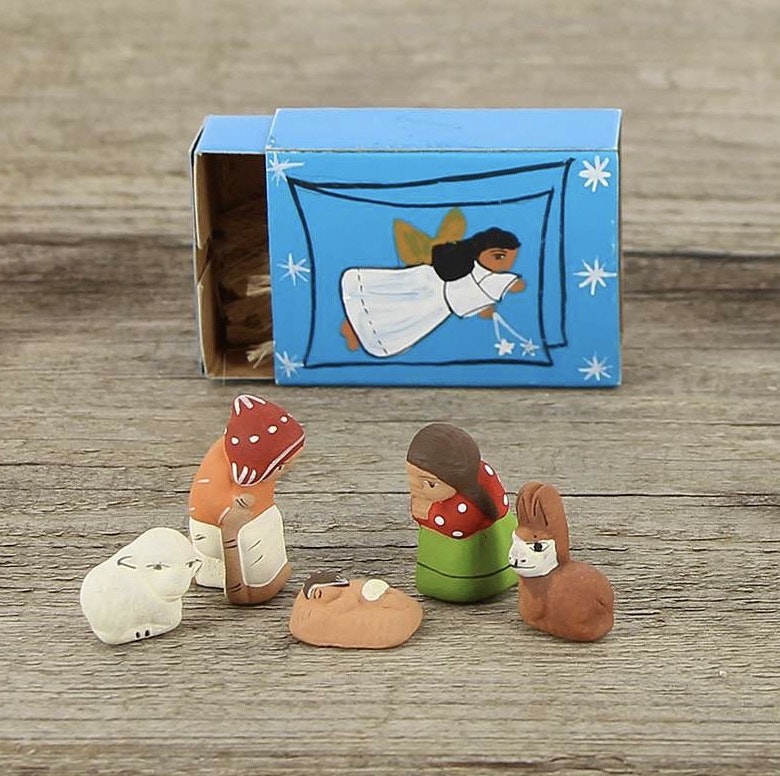 Julkrubba i liten blå ask med ängel, keramik,  Peru, Fair Trade.
