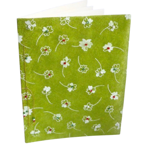 Brevkort, dubbelkort med mycket tunt extrablad på framsidan, dekorerat med målade blommor och pyttesmå pärlor. Fint hälsningskort. Fair Trade.