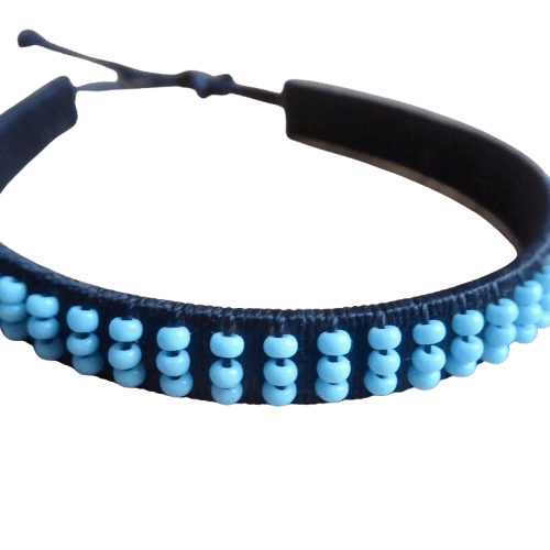Armband Massej, ljusblå glaspärlor, justerbart med smart glidknut. Kenya Fair Trade. Detaljbild.
