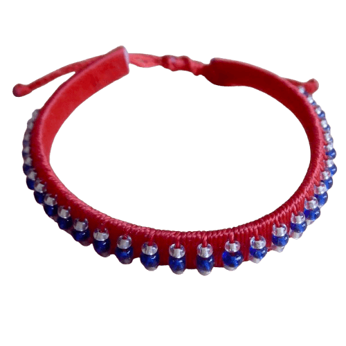 Armband Massej, röd med bå och genomskinliga pärlor, justerbart. Fair Trade Kenya.