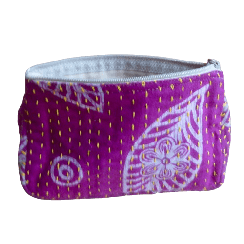 Sminkväska av återvunnet lila sarityg, med mönster och gula kantha-stygn. Öppen dragkedja. Bilden visar andra sidan.Bangladesh Fair Trade.