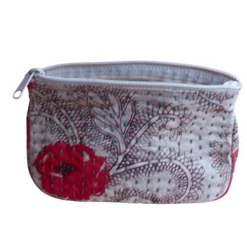Sminkväska i återvunnet sarityg, blomstermönsrer, röd-brun. Med kantha-styng. Dragkedja. Fair Trade Bangladesh