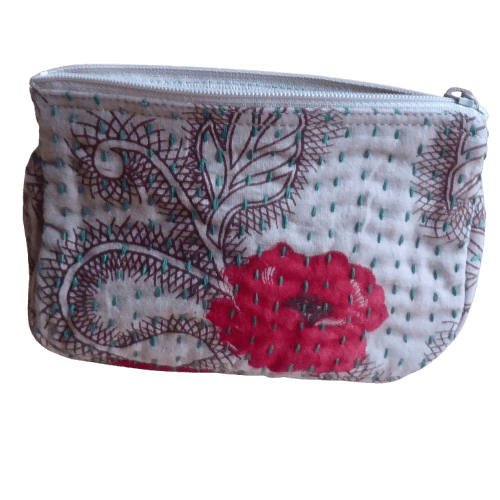 Sminkväska, återvunnet sarityg, blomstermönsrer, röd-brun. Med kantha-stitch. Öppen dragkedja. Fair Trade Bangladesh