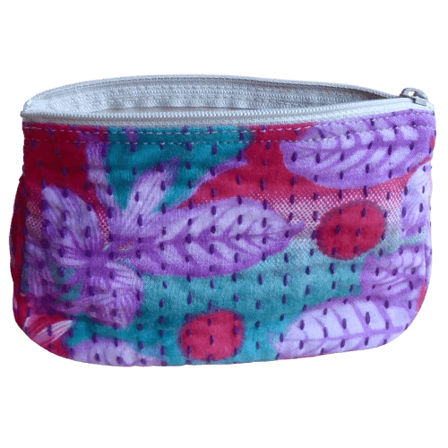 Sminkväska av återvunnet sarityg, röd med växtmönster. Dekorerad med kantha-stygn. Öppen dragkedja. Fodrad.