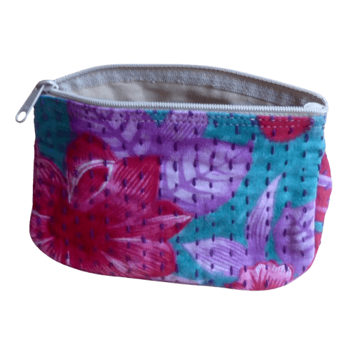 Sminkväska av återvunnet sarityg, med växtmönster. Dekorerad med kantha-stygn. Dragkedja. Fodrad.