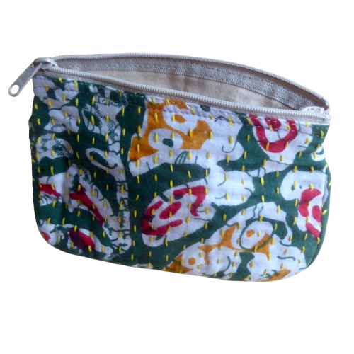 Sminkväska av återvunnet sarityg, grön med mönster. Dekorerad med kantha-stygn. Dragkedja. Fodrad.