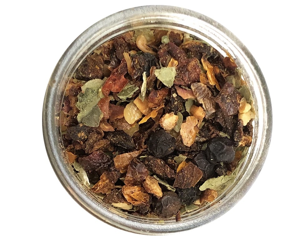 Kryddkvarn, Tomato Pepper. en kryddblandning med soltorkade tomater, svartpeppar, oliver,  basilikum. Bild uppifrån på kryddmixet. Fair Trade från Sydafrika.