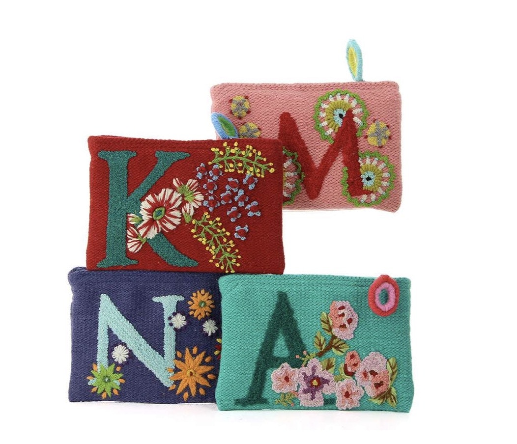 Handvävda små väskor från Peru, broderade med mönster och var sin bokstav. Fair Trade.