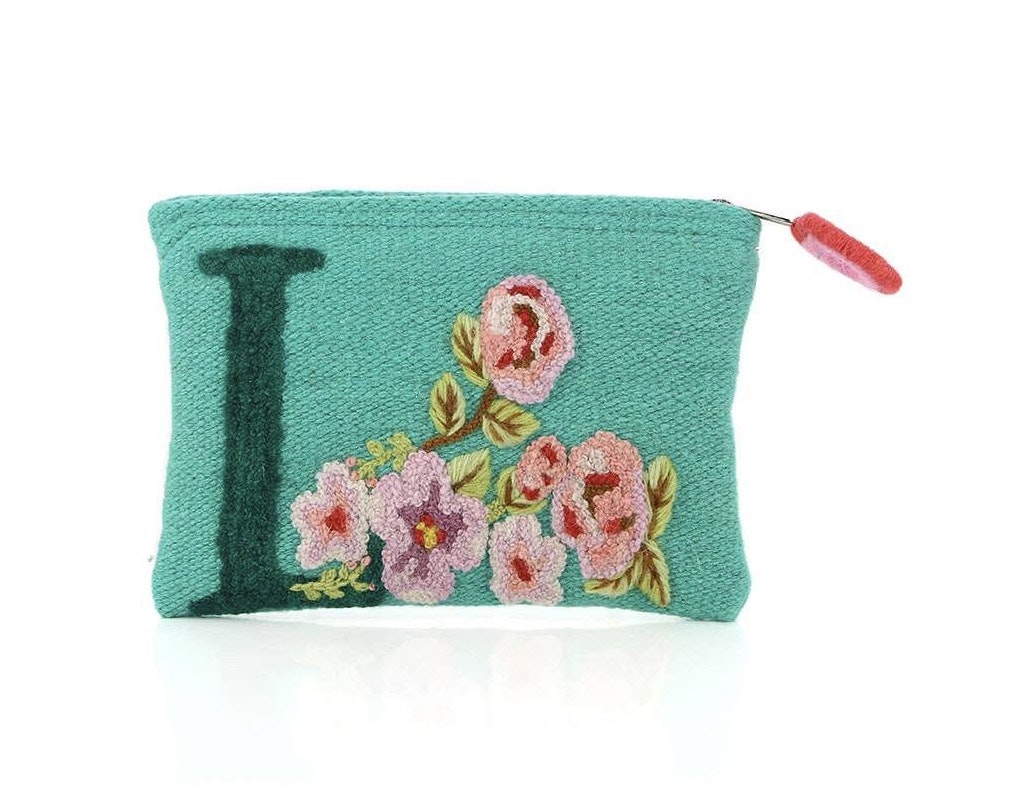 Handvävd liten väska från Peru, broderad med mönster och bokstaven L. Fair Trade.