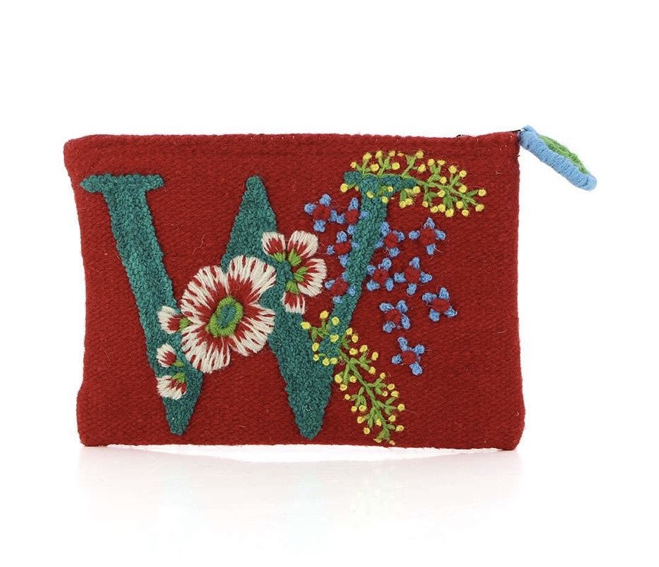 Handvävd liten väska från Peru, broderad med mönster och bokstaven W. Fair Trade.