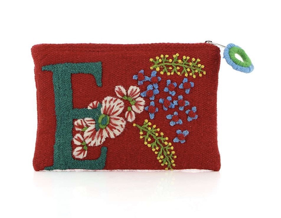 Handvävd liten väska från Peru, broderad med mönster och bokstaven E. Fair Trade.