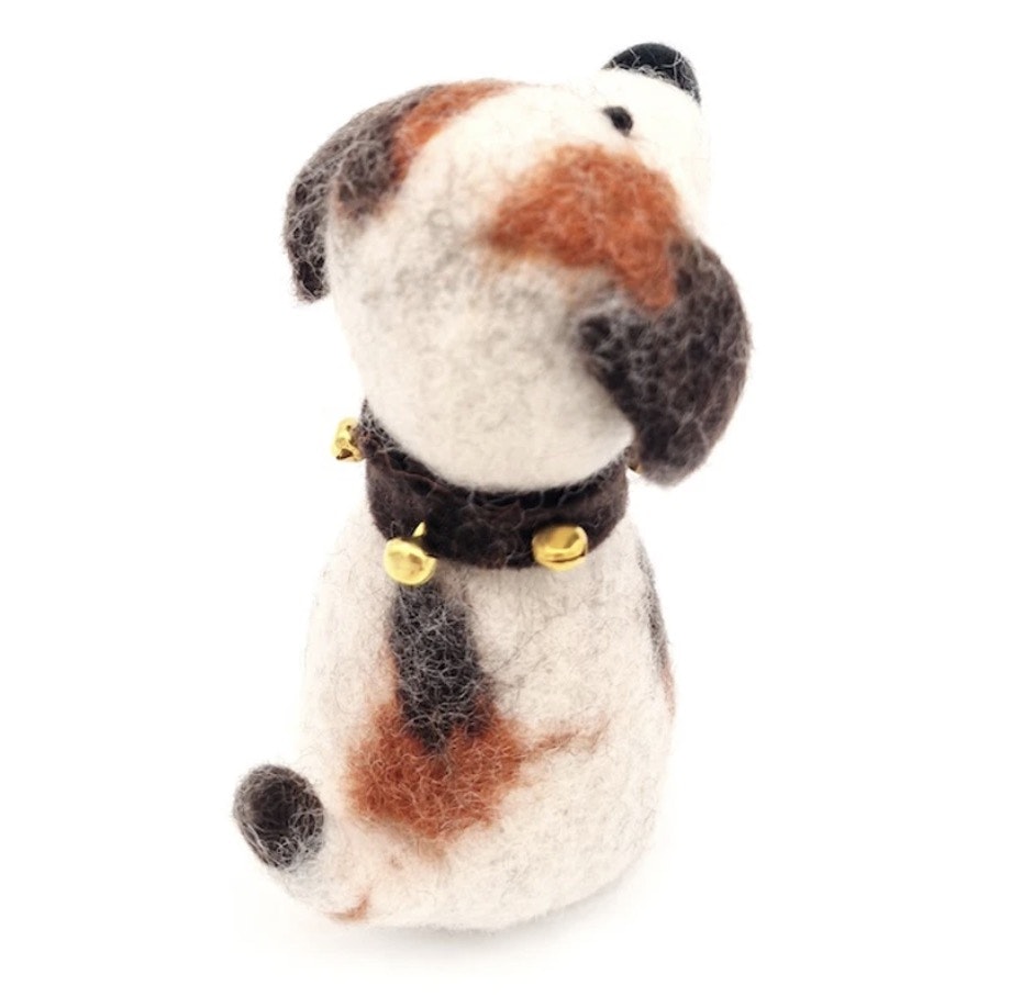 Tovade liten hund, Beagle, äggvärmare, maskot, handdocka, dekoration. Bild från baksidan. Fair Trade.