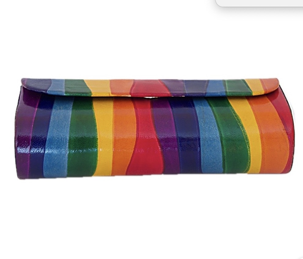 Stabilt etui, fodral för glasögon med regnbågsmönster i Shantiteknik. Rymligt. Fair Trade Indien.