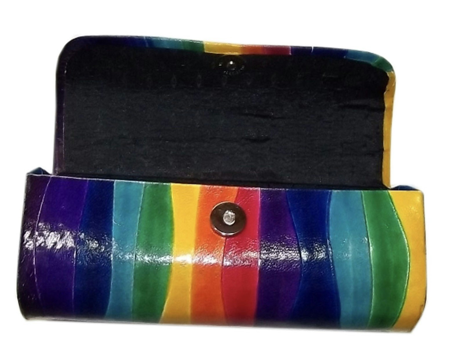 Stabilt etui, fodral för glasögon med regnbågsmönster i Shantiteknik. Bild med öppet fodral, svart insida. Fair Trade Indien.