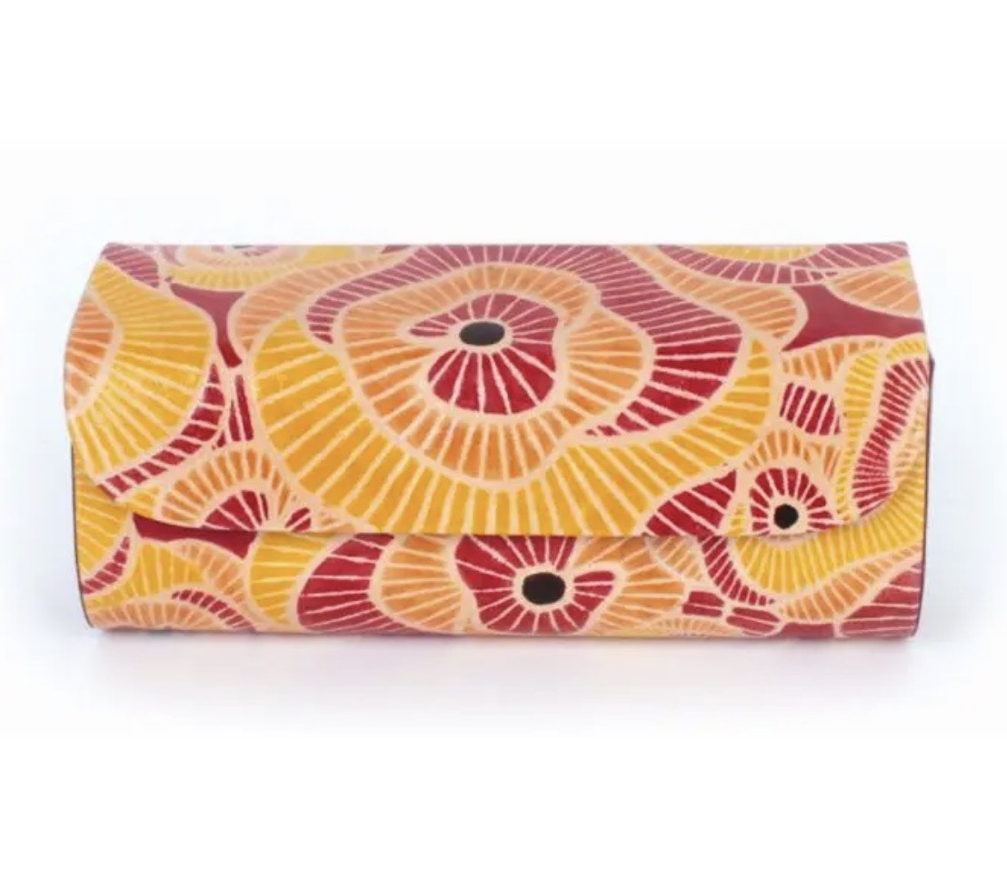 Etui, fodral för glasögon, solstråle-mönster i gul, orange och röd. Getläder med shantiteknik. Fair Trade.