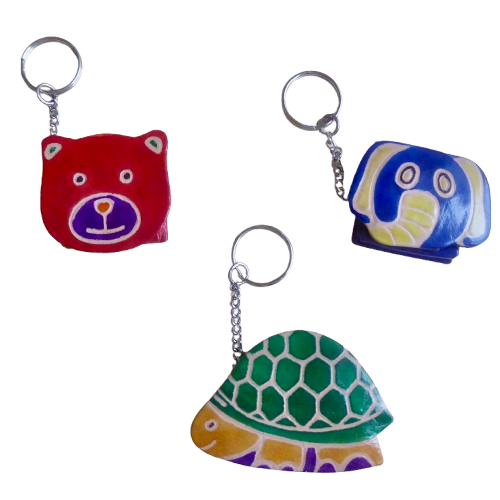 Tre nyckelringar med minifack i läder, olika motiv, björn, elefant, sköldpadda. Fair Trade Indien.