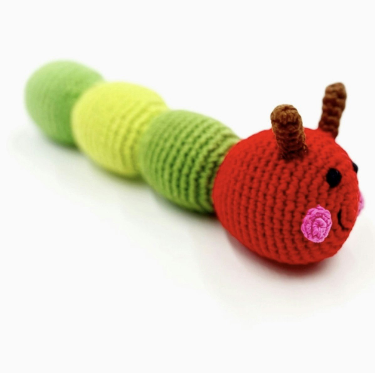 Färgglad tygskallra Larv, virkad, 22 cm lång. Handgjord i Bangladesh för Fair Trade.