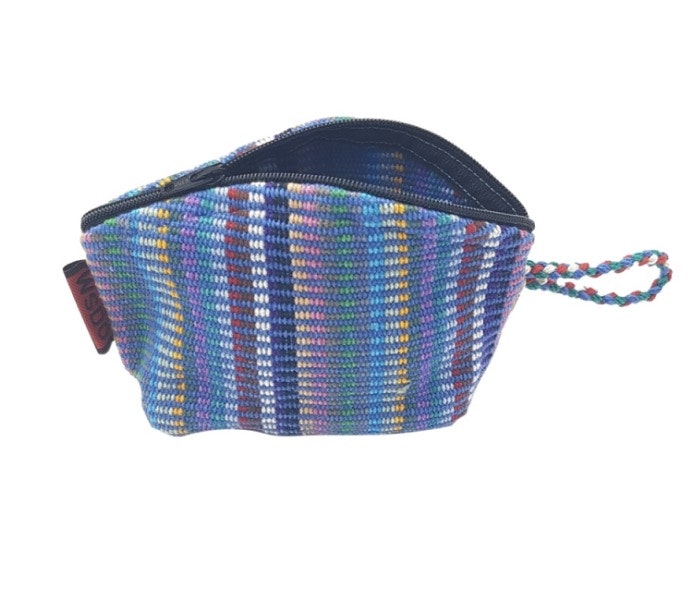 Liten fodral, sminkväska, handvävd bomull, blå med sträckmönster. Med dragkedja. Tillverkad i Nepal för Fair Trade.