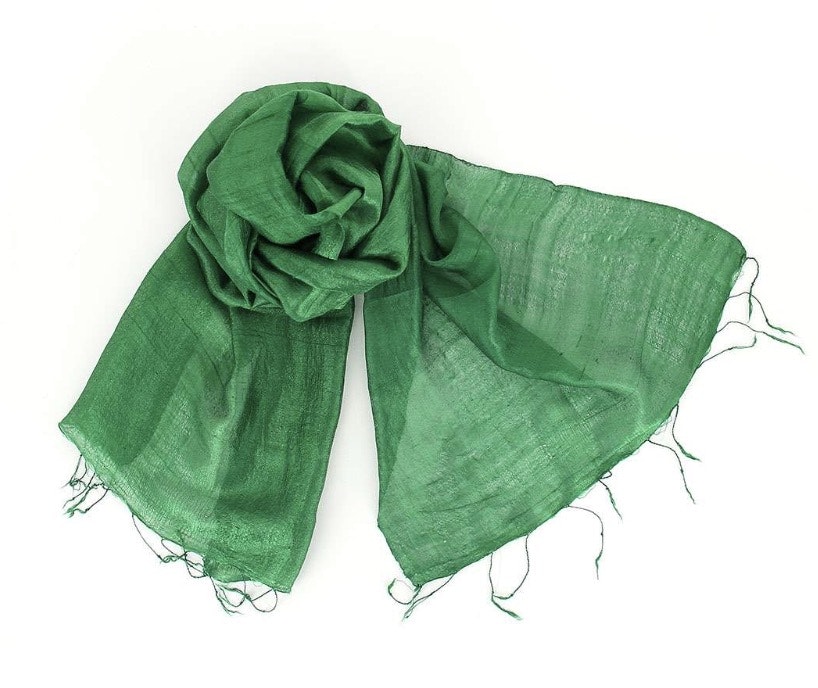 Elegant klargrön sidensjal. 40x180 cm. Handvävd i Vietnam för Fair Trade.
