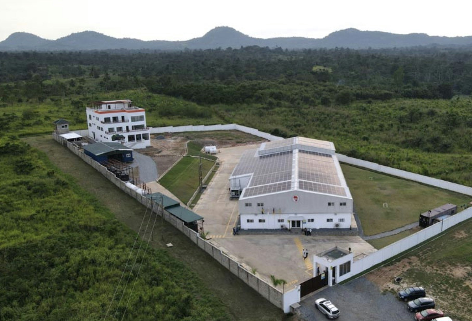 Fairafric - den moderna chokladenfabriken drivs med solarenergi och skapar nya arbetsplatser i Ghana.