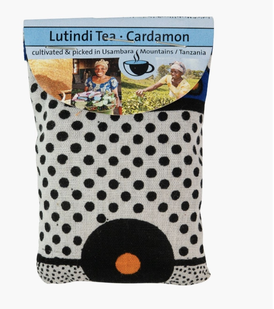 Svart te med kardemumma, i Kitenge-tygpåse. Te från Tanzania, Usambarabergen. Fair Trade.