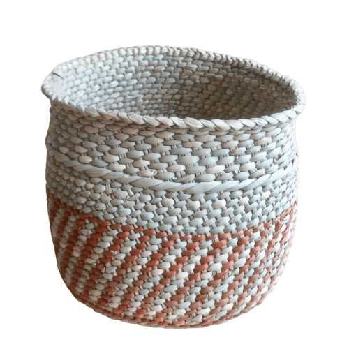 Korg Njombe-Iringa. Flätad för hand av milulu-gräs. Med fint terracotta-mönster. Fair Trade från Tanzania.