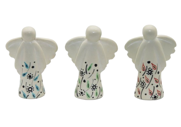 3 Skyddsänglar i täljsten, 6 cm. Naturfärg med stilisierad växtmönster som dekoration. Fair Trade