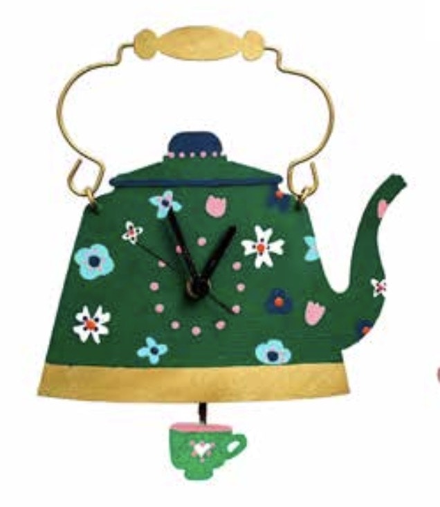 Väggklocka med pendel, en gammaldags vattenkittel med en kopp som pendel, kreativt återbruk., upcycling. Fair Trade från Colombia.