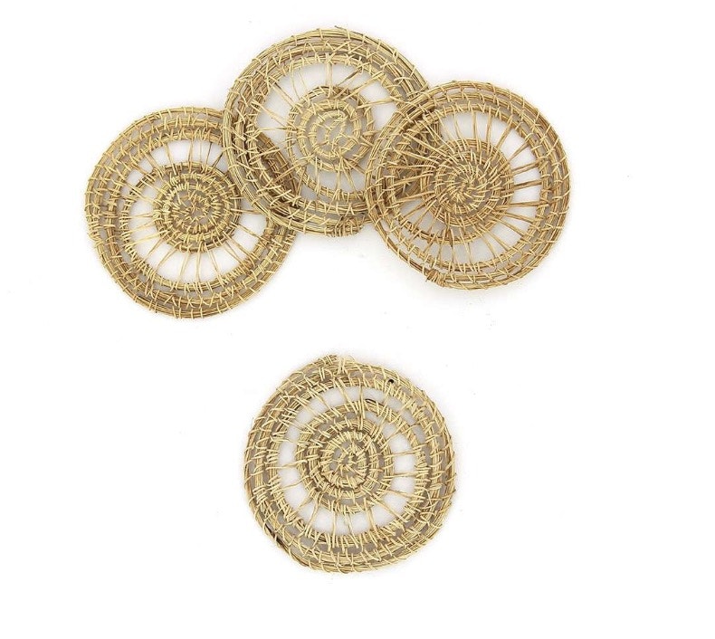 Set med 4 underlägg till glas eller kopp, runt, natur, handflätade av palmfaser i spiralmönster. Fair Trade Bangladesh.