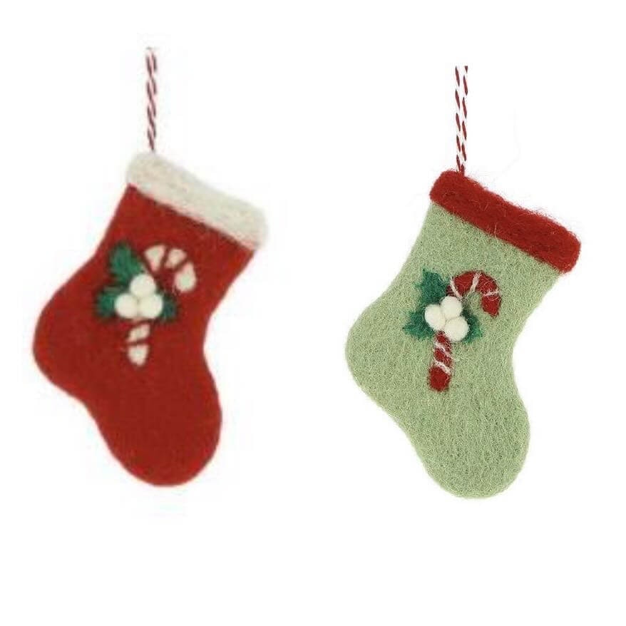 Julhänge 2 små  tovade julstrumpor, röd och grön. Till presenten eller granen. Med lite-lite plats för en julöverraskning.