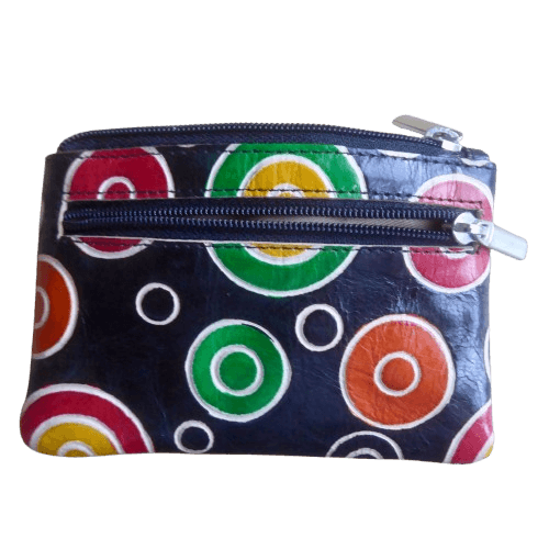 Liten läderfodral, liten, etui med nyckelring, till småsaker. Även det mindre facket med dragkedja synligt på bilden. Dekorerat med handmålade cirklar. 11x7 cm.