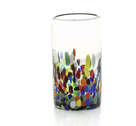 En blomstervas, munblåst av återvunnet glas. Färgglatt mönster på nedre delen som ger vasen namnet Konfetti. Mexiko Fair Trade.
