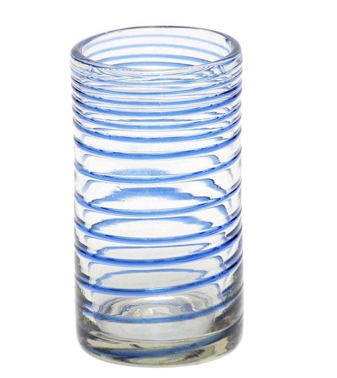 Vas Esperial (spiral), munblåst av återvunnet glas. Dekorativt blått spiralmönster. Fair Trade Mexiko.