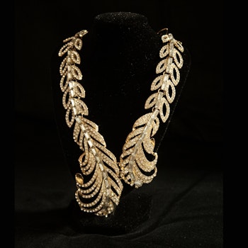 Halsband guldfärgad metall med strass. Art 03.